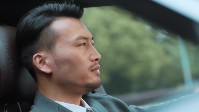 成功人士开车行驶4k