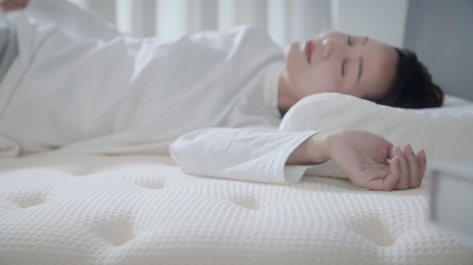 美女入睡睡眠居家舒适