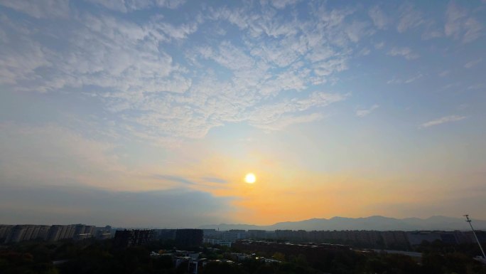 郊区日出天空延时傍晚日落天空风景黄昏晚霞