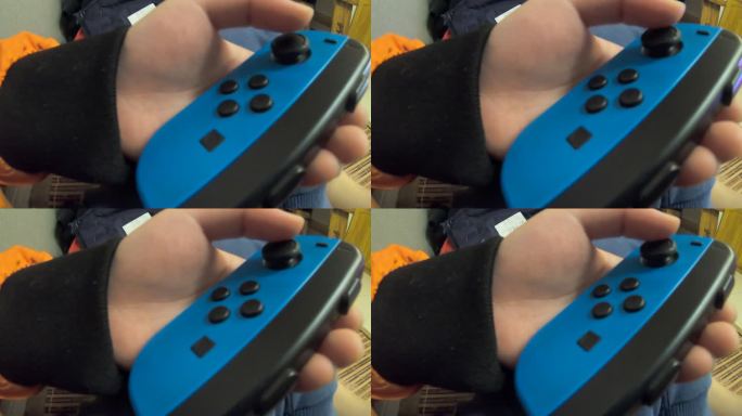 使用体感无线手柄玩游戏的手柄特写