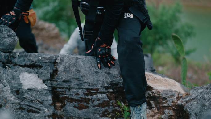 登山攀岩攀登手部户外脚步探索探险自然空镜