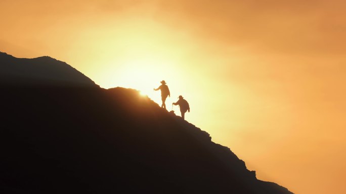 登山爬山攀登攀爬团队励志成功登顶逆光剪影