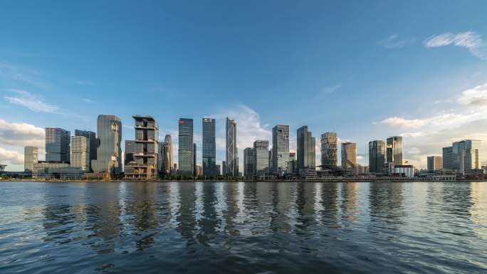 夏日蓝天白云下的广州琶洲西区