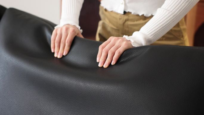 模特用手按压沙发