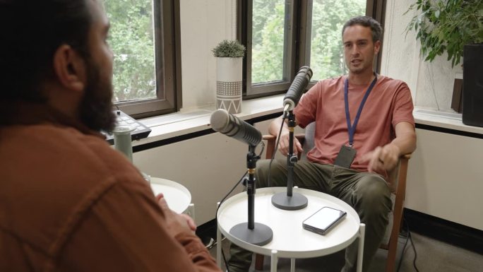 同事们在录制播客节目时。