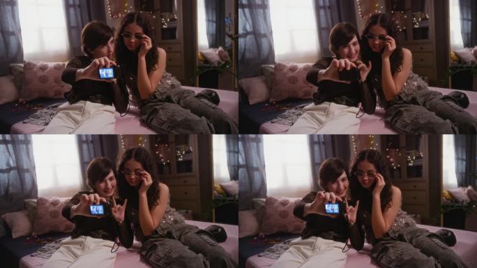 青少年女孩在舒适的卧室里用相机自拍