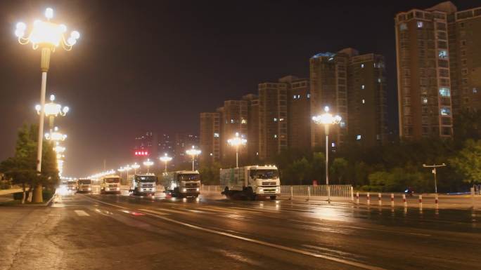 6辆洒水车车队一起冲洗城市