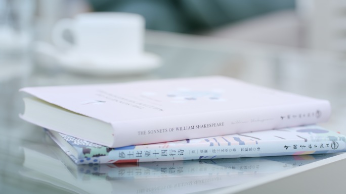 女人大自然中看书感受微风日系清新小资情调