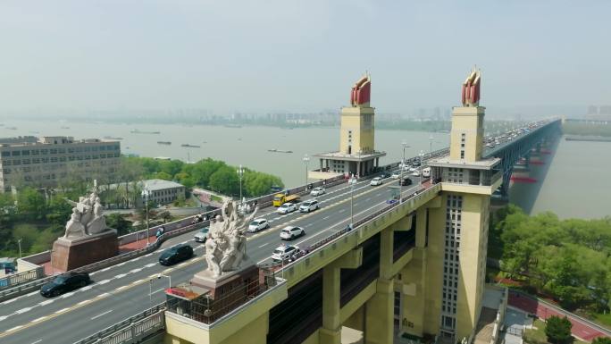 南京长江大桥车流公路铁路桥跨江大桥
