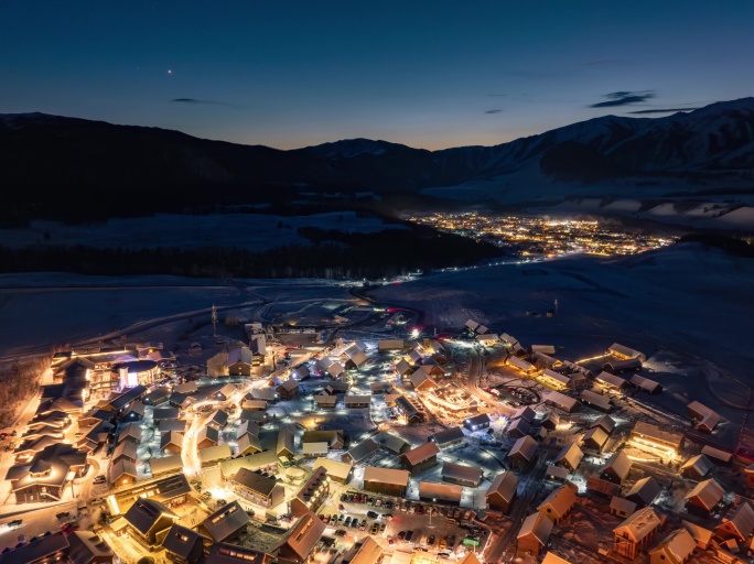 新疆喀纳斯禾木景区雪山村落夜景