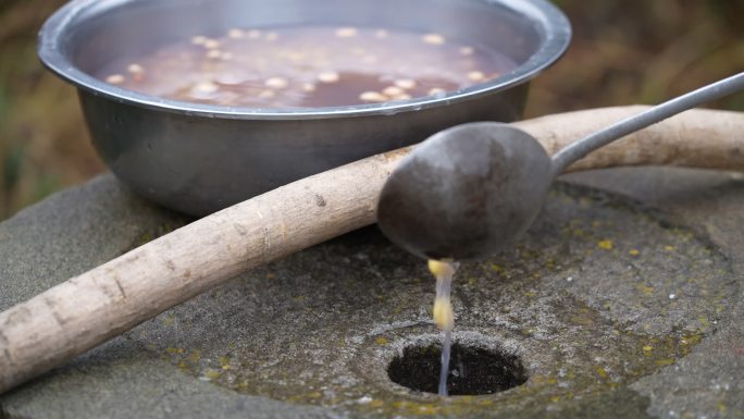 东北农村石磨懒豆腐制作磨豆子
