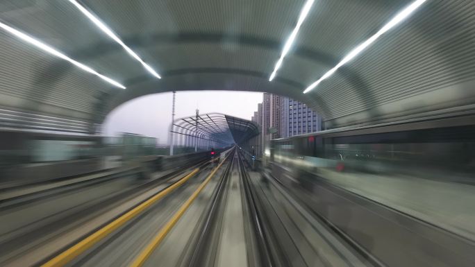 【延时】轻轨隧道穿梭03