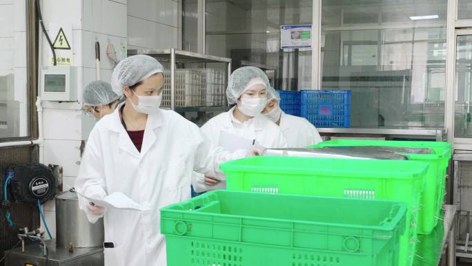 食堂后厨一群白大褂人员对食材进行核对检查