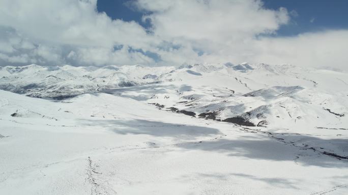 拉脊山蓝天白云雪山航拍视频