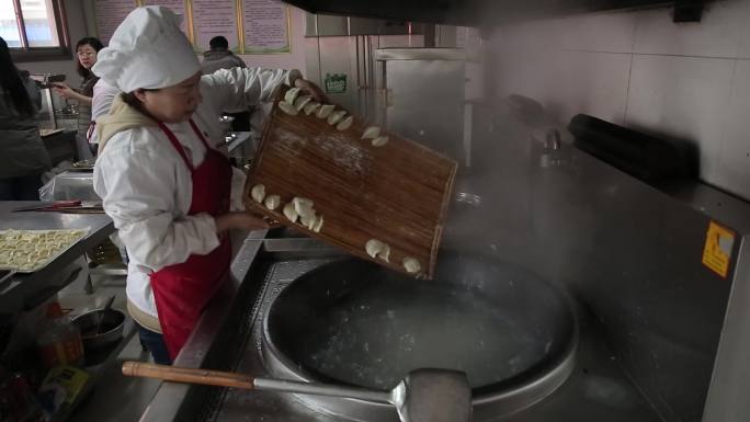 食堂包水饺