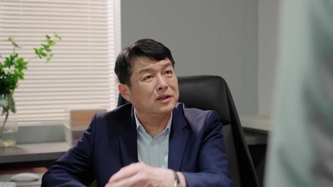 员工在办公室被领导批评
