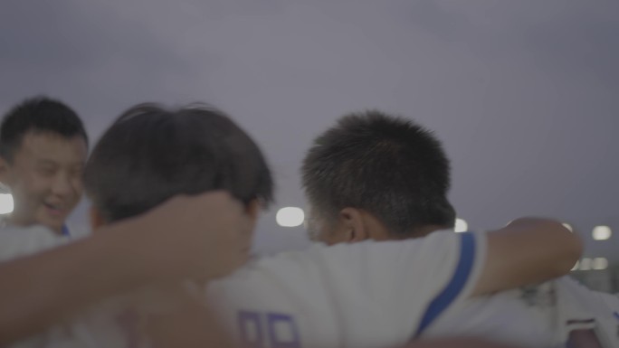 小朋友赢得足球比赛欢呼拥抱