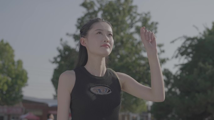 女生在绿色背景前触摸 做手势 绿幕抠像