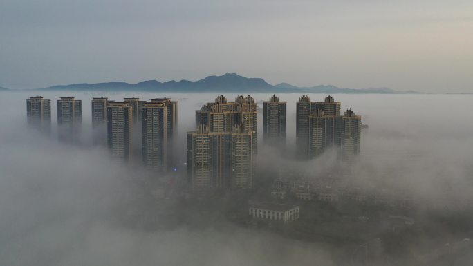 航拍常德晨雾中的城市柳叶湖帆船酒店太阳山