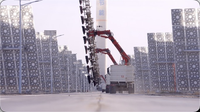 光电站光柱太阳能板中的定日镜清洁车 大景