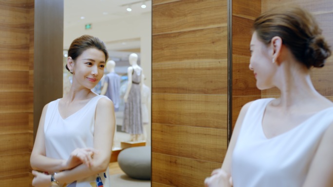 女人商场购物美女购物逛商场气质女人购物