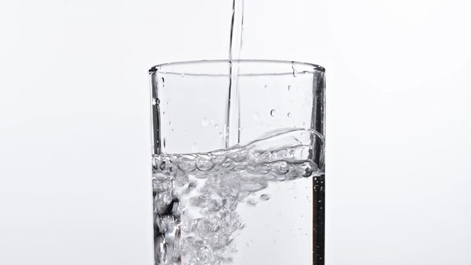 玻璃杯里倒入的纯净水