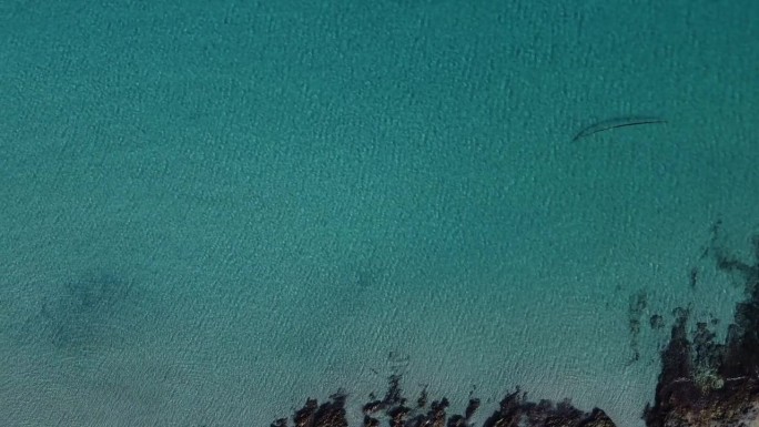 平静的浅蓝色海洋背景。马耳他梅利哈，十一月的加迪拉湾。