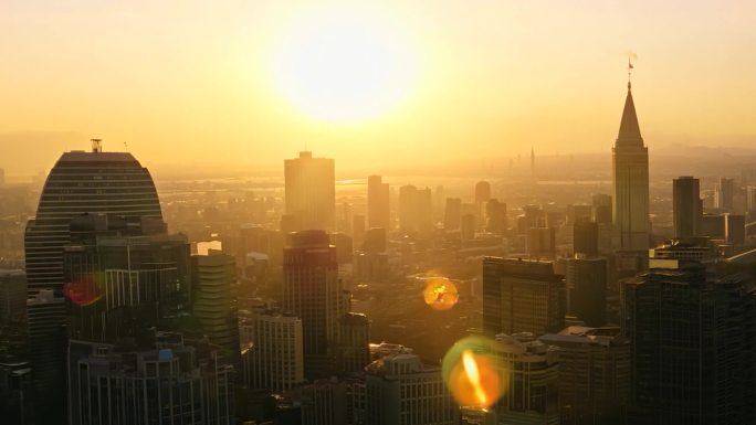 清晨透过城市建筑群看太阳缓缓升起