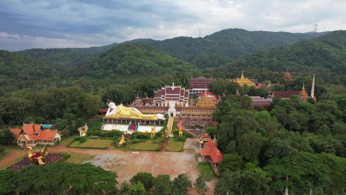 在泰国普雷省登寨区的普拉塔苏通蒙空基里寺的卧佛。