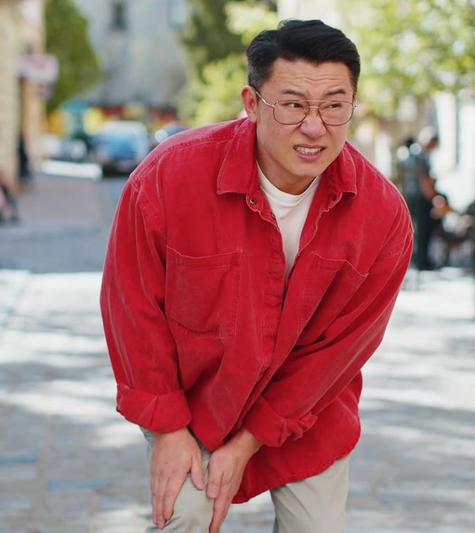 亚洲中年男性遭受严重的膝关节疼痛、腿部肌肉疾病、痉挛和风湿病的折磨。