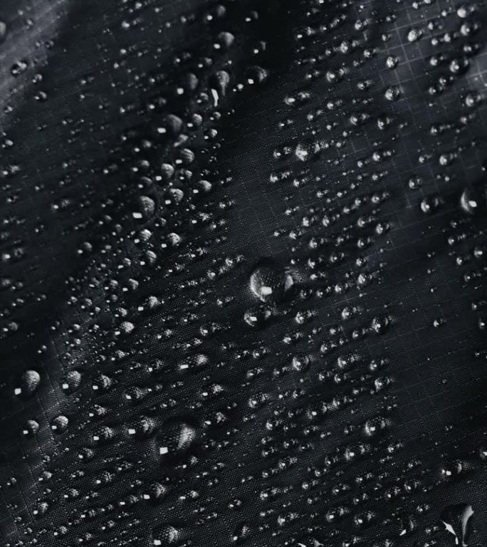 黑色格纹防水面料上的水滴
