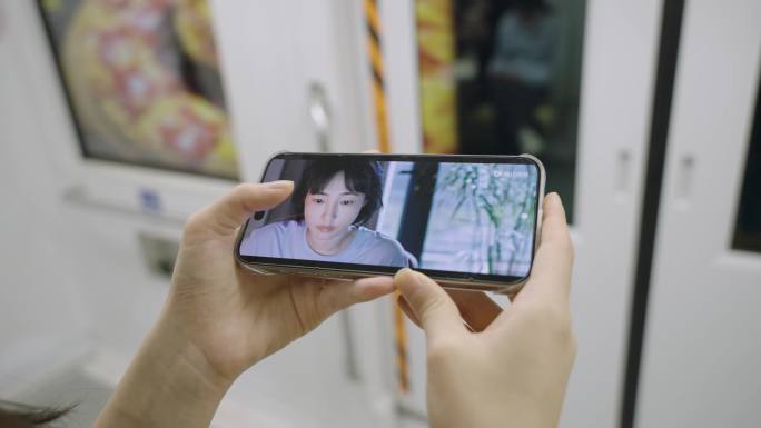 美女地铁听音乐玩手机