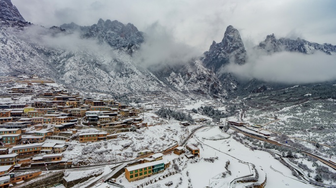 甘肃甘南扎尕那雪景8k航拍