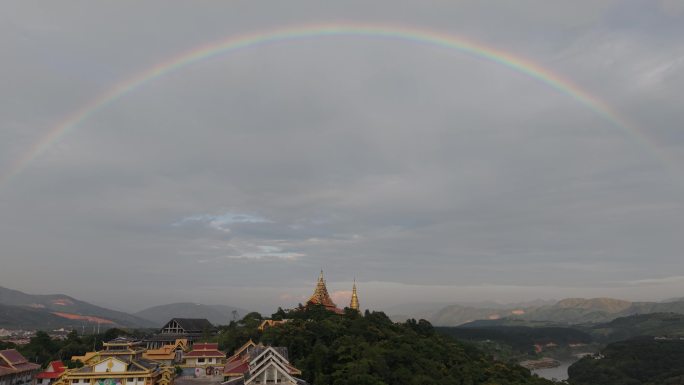 云南瑞丽傣王宫上空高挂着彩虹