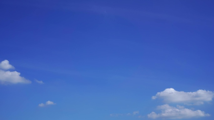 天空少云薄云烟消云散云朵消散干净天空延时