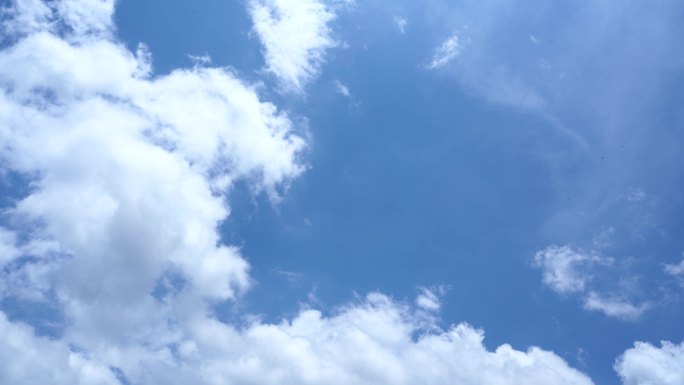 云朵飘走白云消散天空延时蓝天白云夏日晴天