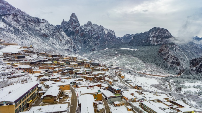 甘肃甘南扎尕那雪景8k航拍