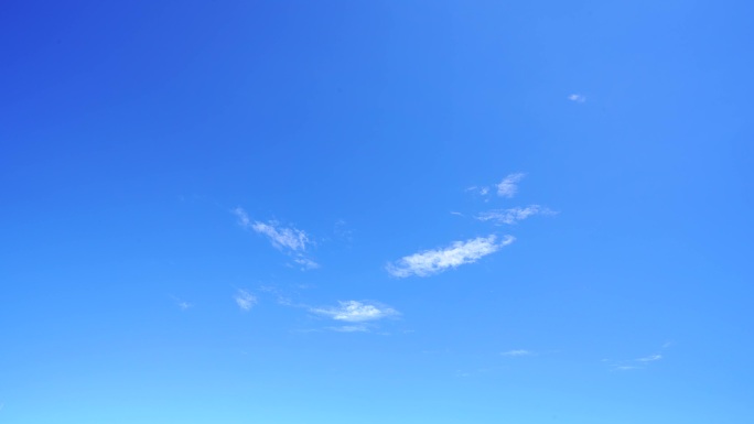 天空少云薄云烟消云散云朵消散干净天空延时
