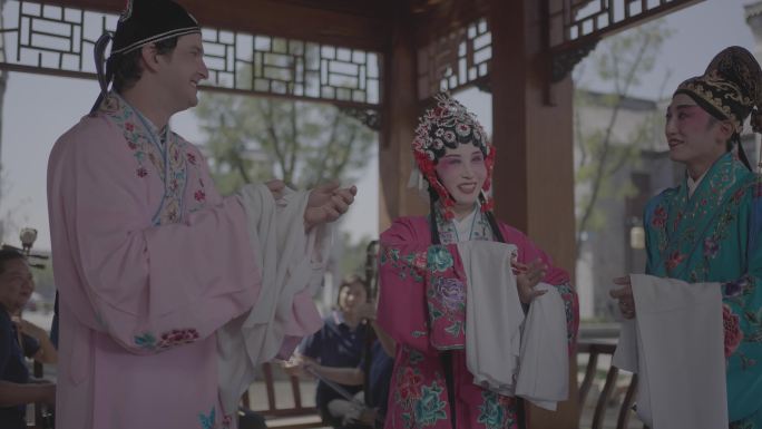 外国人体验中华戏曲文化 吕剧演员