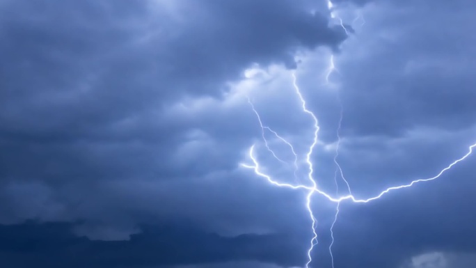 乌云滚滚 雷电交加