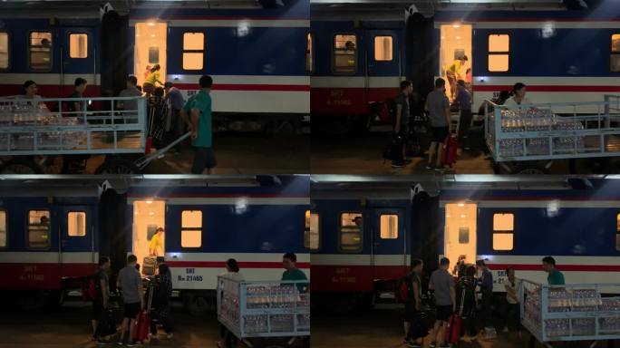 越南火车站内站台月台准备行驶的火车和游客