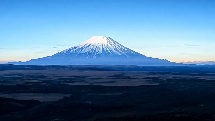 非洲乞力马扎罗山的雄伟山峰