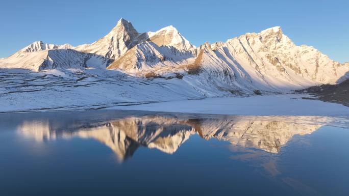 阿玛直米雪山 倒影