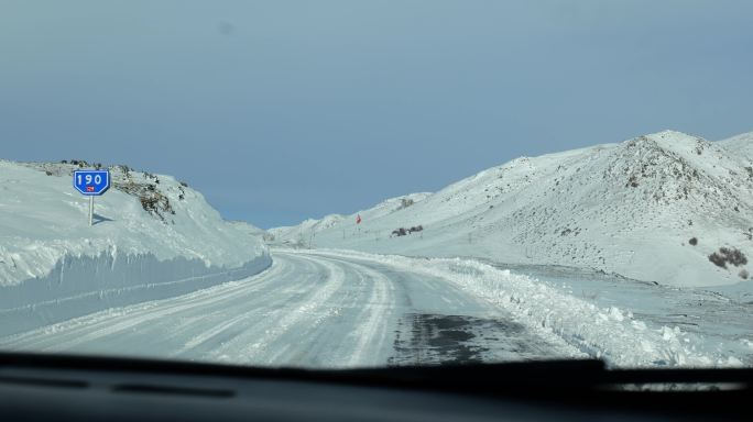 冬季大雪天积雪很厚的高速公路开车第一视角