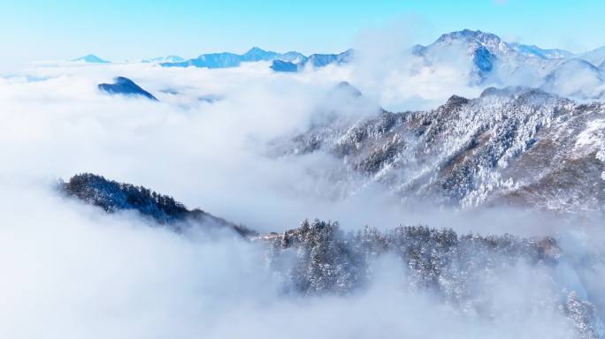 航拍四川西岭雪山美丽冬天云雾缭绕雪景
