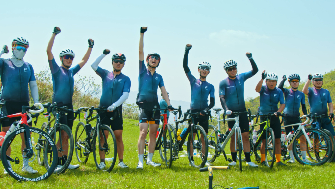 骑行合影欢乐氛围欢呼呐喊