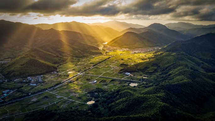 丁达尔光划过山村田野