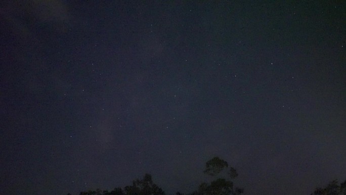 实拍火流星划过夜空英仙座流星雨实时视频