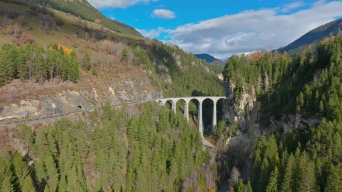瑞士秋季的兰德瓦瑟高架桥、冰川和贝尔尼纳快车铁路。