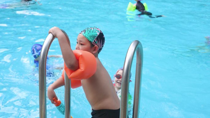 夏日游泳池欢乐的孩童小孩玩水夏季玩水